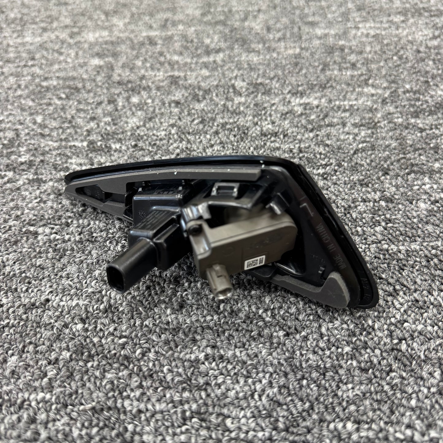 OEM For Tesla 2023-2025 Model 3 Front Right Camera Repeater / Fender Turn Signal