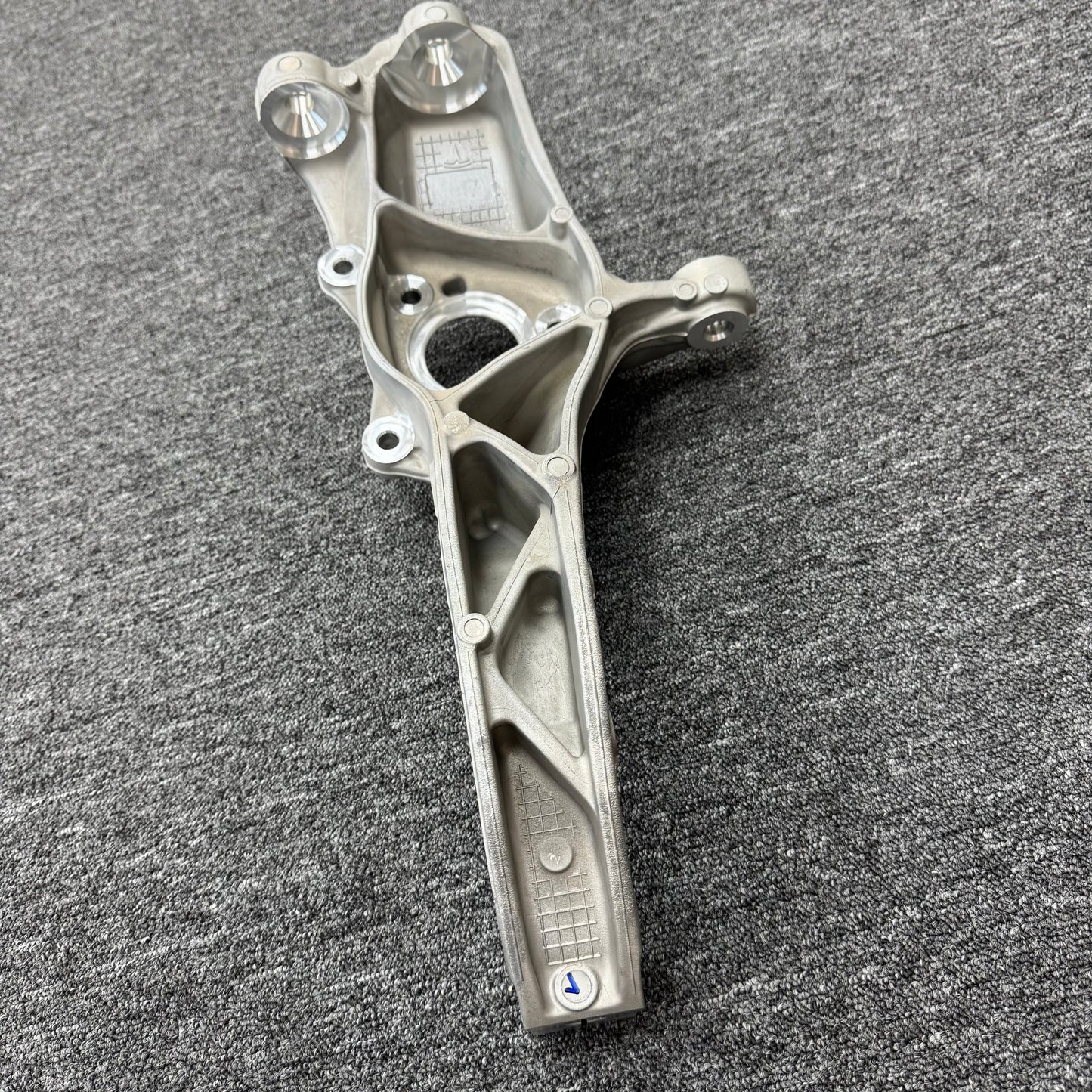 OEM For 2020-2023 Tesla Model Y Front Right Steering Knuckle 1188316-00-E