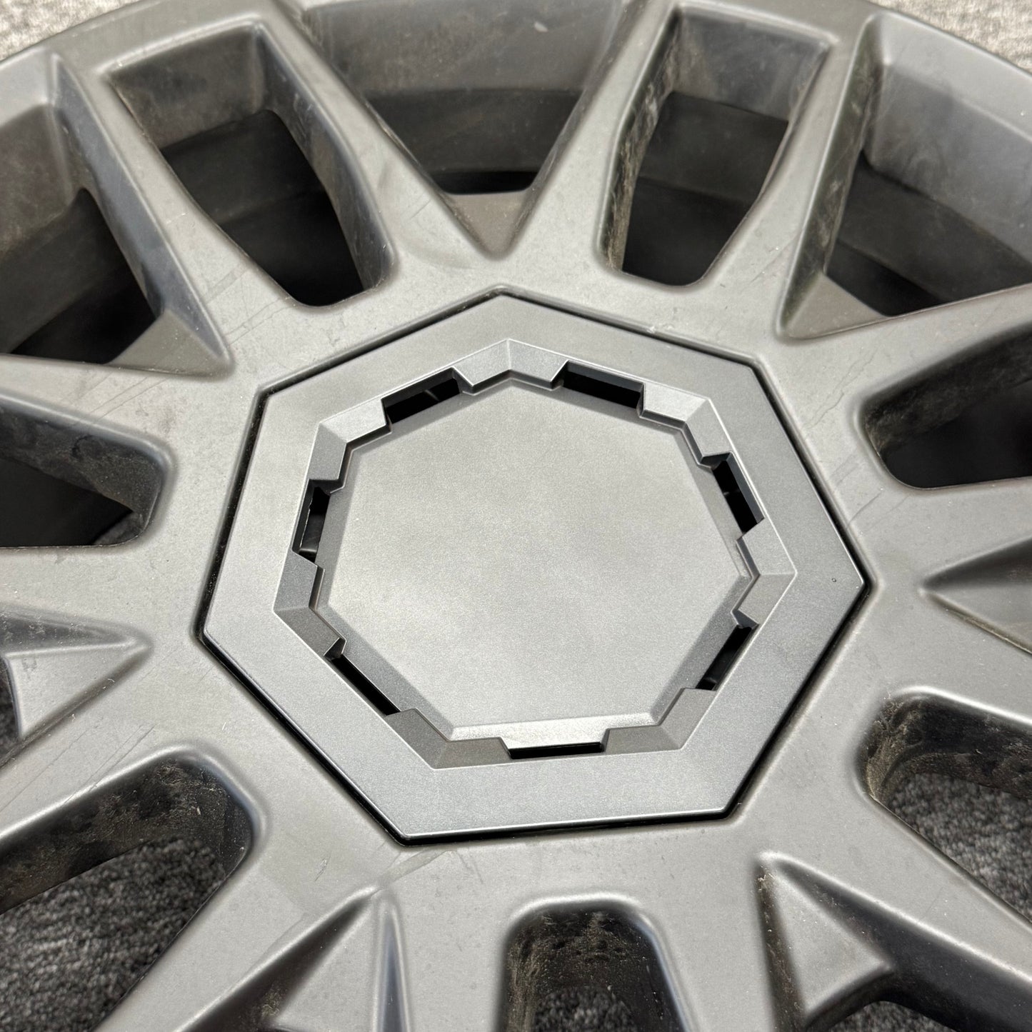 OEM For 2024–2025 Tesla Cybertruck Central Small Wheel hub cap 1250239-00-A